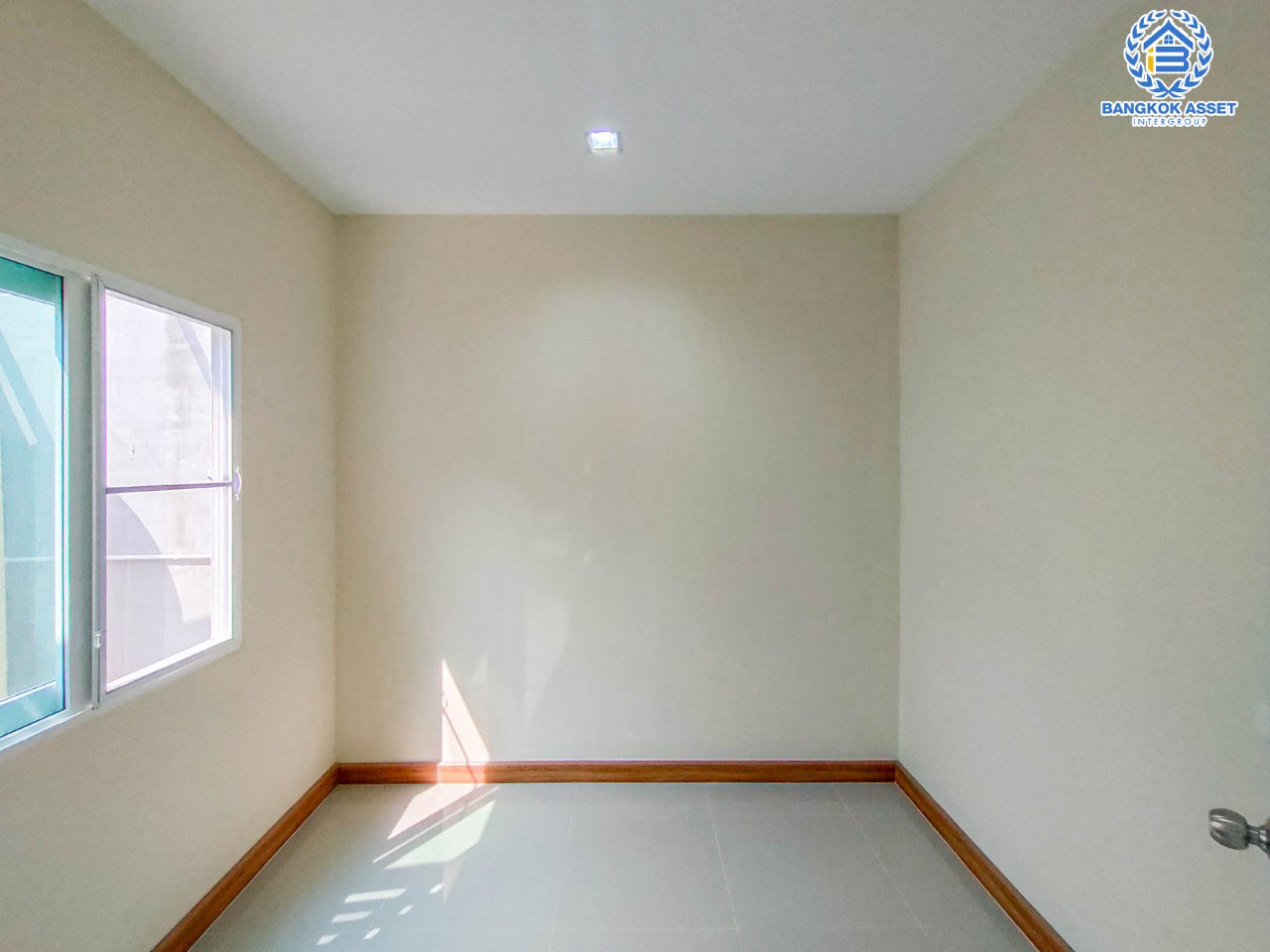 ทาวน์เฮ้าส์มือสองย่านนนทบุรี ม.โกลเด้นทาวน์ ชัยพฤกษ์-วงแหวน บนเนื้อที่ 16.5 ตร.ว. ฟังก์ชัน 2 ห้องนอน 2 ห้องน้ำ 1 ที่จอดรถ ต่อเติมหลังคาโรงรถพร้อม ทำเลเชื่อมต่อถ.บางกรวย-ไทรน้อย, ถ.กาญจนาภิเษก, ถ.ชัยพฤกษ์ ใกล้เซ็นทรัลเวสต์เกต